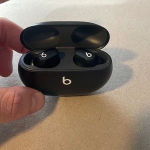 Black Beats Studio Buds